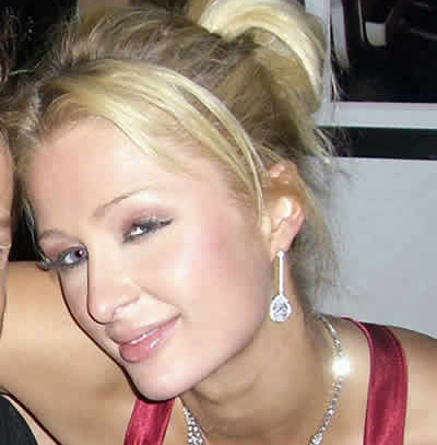 paris hilton midget boobs 1 Paris Hilton non ha gli occhi azzurri