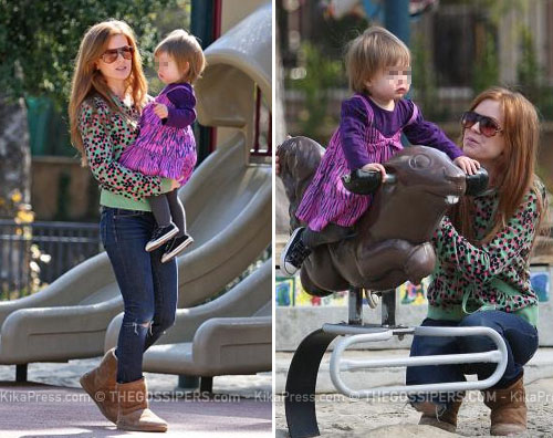 olive Isla Fisher al parco con la figlia