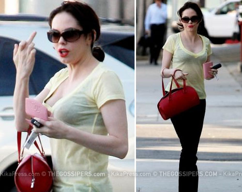 rosemc Rose McGowan mostra il medio