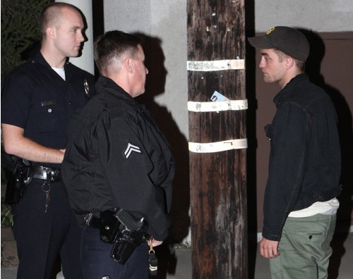 pattinson paparazzi2 Robert Pattinson esasperato dai paparazzi
