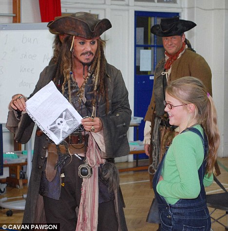 article-1318516-0B842091000005DC-67_468x474 article 1318516 0B842091000005DC 67 468x474 Johnny Depp: visita a sorpresa presso una scuola inglese