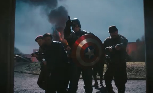 capitan america Chris Evans mostra i muscoli per Capitan America