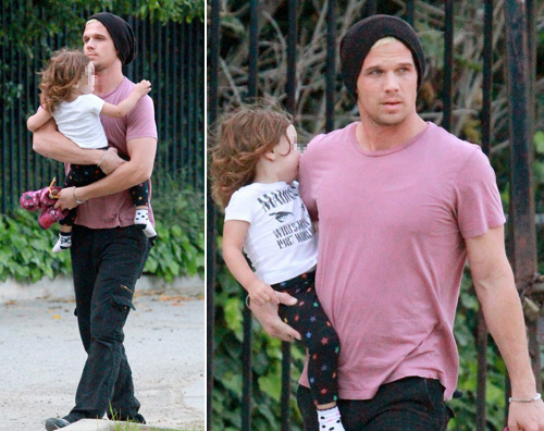 Cam Gigandet porta la figlia al parco giochi