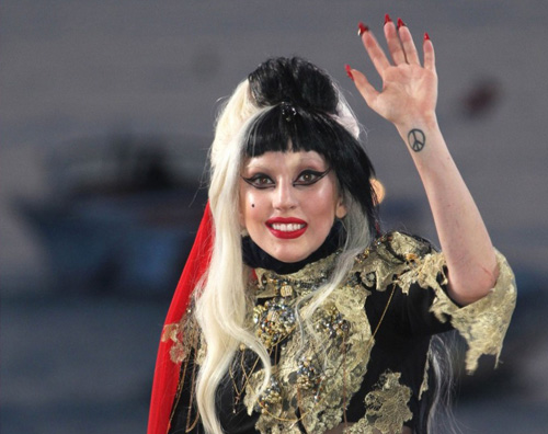 Cannes 2011: Lady GaGa canta “Judas” e presenta “Gagaville”