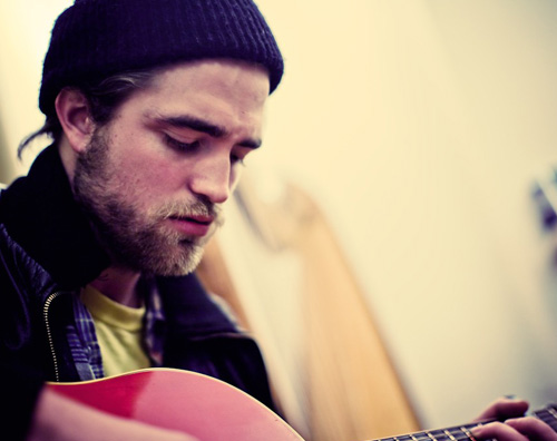 robert canta Robert Pattinson canta per Songs from a room