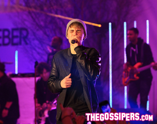Justin Bieber accende l’albero di Natale