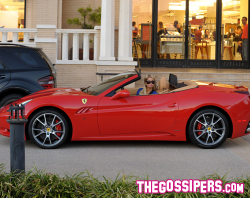 parishiltonferrari parishiltonferrari Paris Hilton si regala una Ferrari per il Black Friday