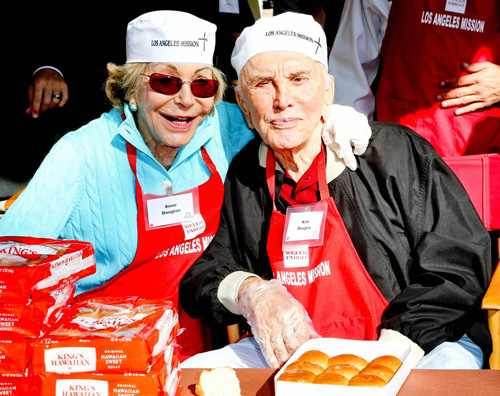 kirk Tante star festeggiano il Ringraziamento con i senzatetto