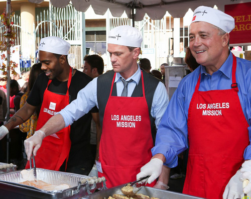 neil Tante star festeggiano il Ringraziamento con i senzatetto