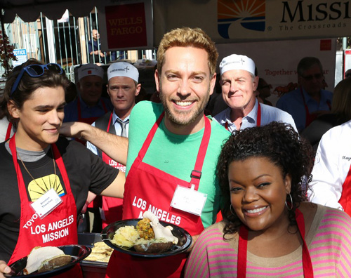 zachary Tante star festeggiano il Ringraziamento con i senzatetto