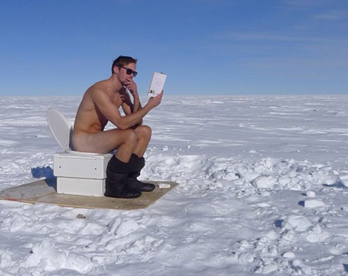alexander Alexander Skarsgard alla toilette in Antartide