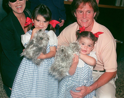 Kylie e Kendall Jenner Kylie e Kendall Jenner fanno gli auguri al loro papà