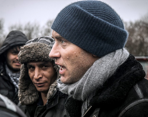 Jude LAw Jude Law fa visita al campo profughi di Calais