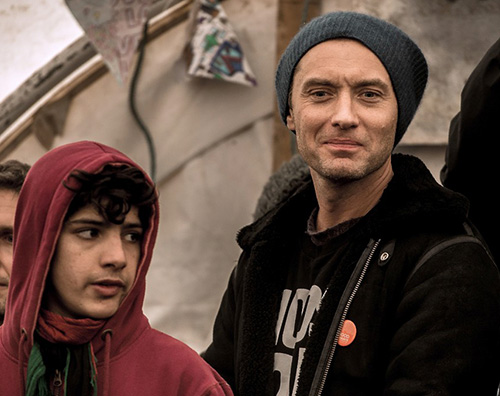 Jude Law 2 Jude Law fa visita al campo profughi di Calais