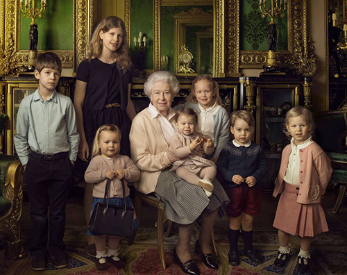 La regina Elisabetta compie 90 anni e festeggia con i suoi nipotini