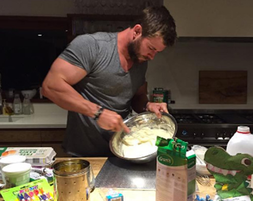 Chris Hemsworth pasticcere di casa per India