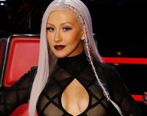 Christina Aguilera, capelli lilla e piercing per “The Voice”