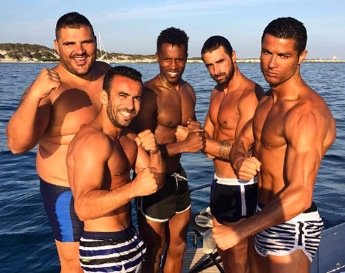 Cristiano Ronaldo mostra i muscoli a Ibiza