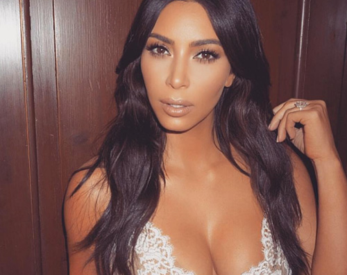 Kim Kardashian si spoglia per il “National Selfie Day”