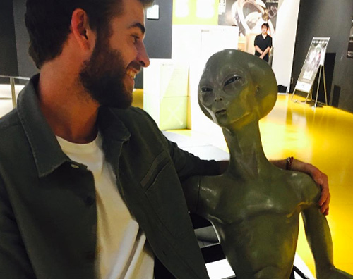 Liam Hemsworth, un alieno come “amante”