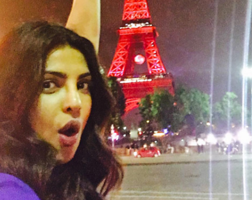 Priyanka Chopra foto con la Tour Eiffell