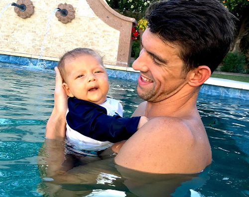 Michael Phelps in piscina col piccolo Boomer