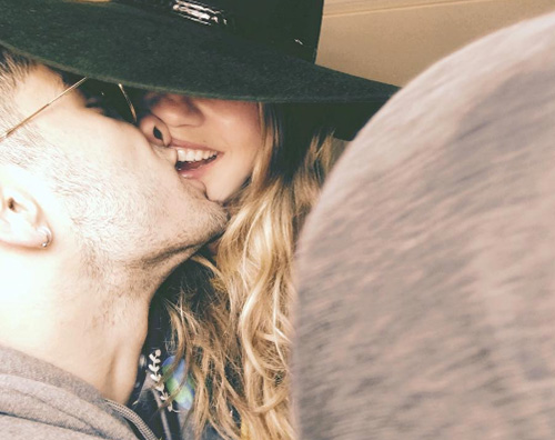 Gigi Hadid e Zayn Malik si baciano su Instagram