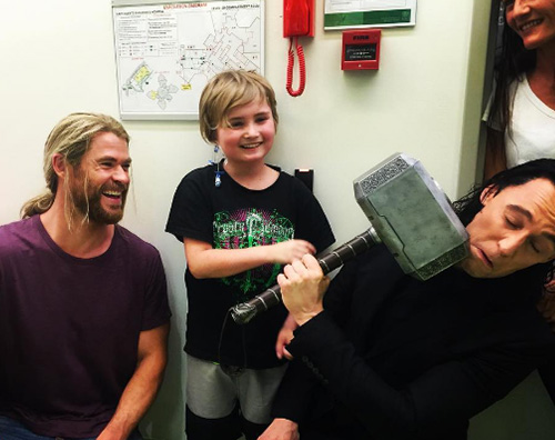Chris E Tom 2 Thor e Loki in visita presso l ospedale pediatrico di Brisbane