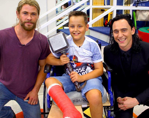 chris e tom Thor e Loki in visita presso l ospedale pediatrico di Brisbane