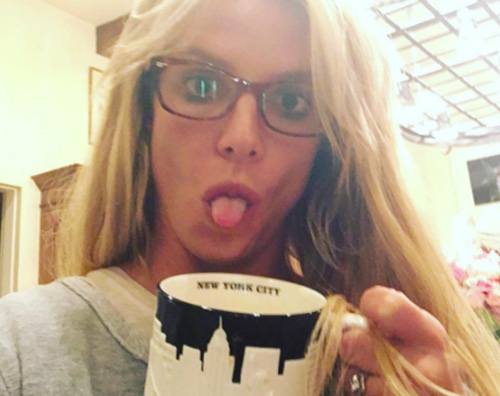 Britney Spears, selfie con gli occhiali su Instagram