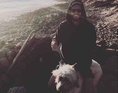 Liam Hemsworth sulla spiaggia col suo cane