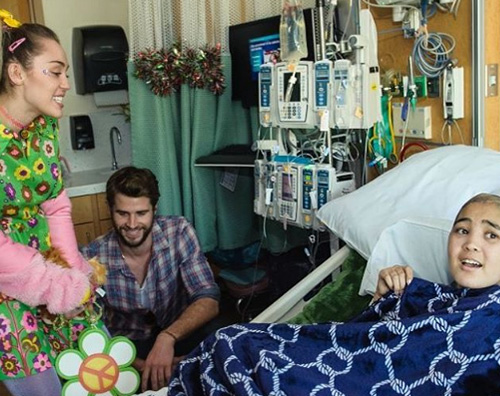 Miley e Liam fanno visita ai bambini in ospedale
