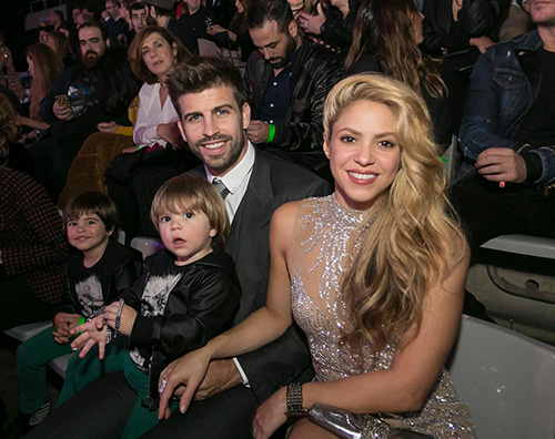 Shakira con Gerard e i bambini sul red carpet