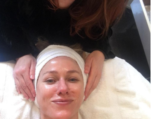 Naomi Watts, selfie con la massaggiatrice
