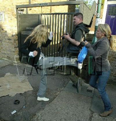 10p3h95 Scoppia la rabbia verso i fotografi