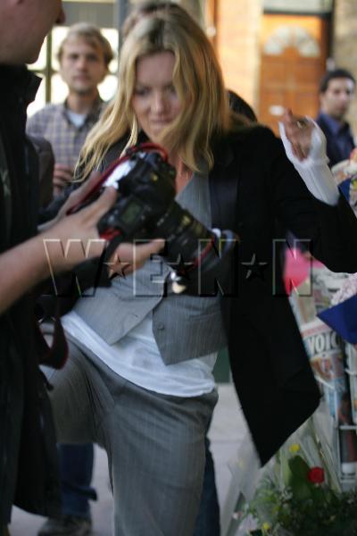 10p3h952 Scoppia la rabbia verso i fotografi