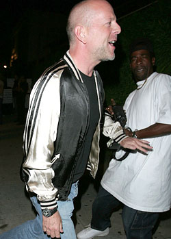 200482012111106152 Bruce Willis fa causa a un paparazzo