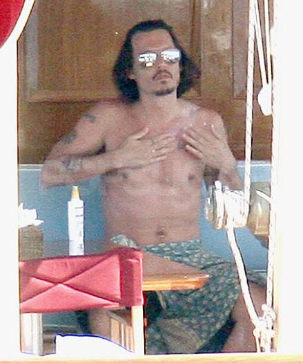 32073ey depp j b gr 15 preview 0 Johnny Depp in vacanza con la famiglia