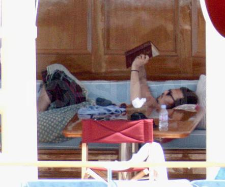 32073ey depp j b gr 18 0 Johnny Depp in vacanza con la famiglia