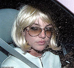 34447 xeghfwcl1a m Britney rimedia con una parrucca