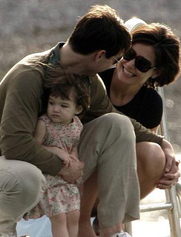 TCRUISESURI0619007 13.preview 0 Tom,Katie e Suri sulla spiaggia