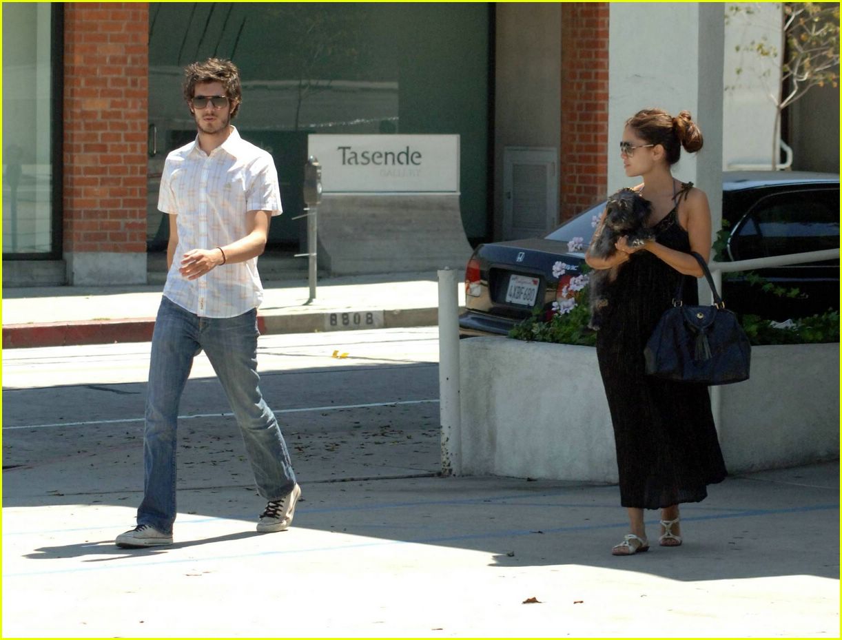 adam brody rachel bilson vet01 Tutti insieme dal veterinario!