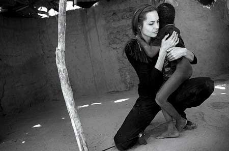 angchad3 Angelina nei campi profughi africani