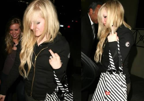 avrilamaipaparazzi1 Avril Lavigne in uno dei suoi classici