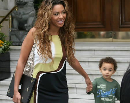 beyoncenipotellino Beyoncé a Londra con il nipotino