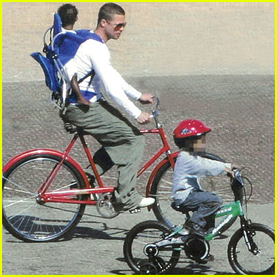 brad pitt bicycle Brad in bici con i bambini