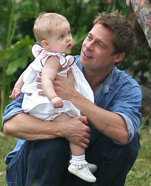 brad sil1 Brad porta la piccola Shiloh al lavoro