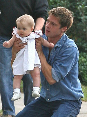 brad sil2 Brad porta la piccola Shiloh al lavoro