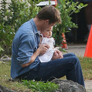 brad sil4 Brad porta la piccola Shiloh al lavoro