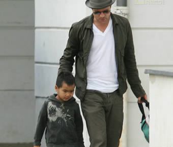 braddinomadoxinofranc Brad Pitt porta Maddox a scuola
